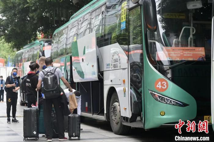 据西班牙媒体Todofichajes的报道，莱万经纪人一直在考察美职联与沙特的球队，莱万本人认为冬窗离队是最好的选择。